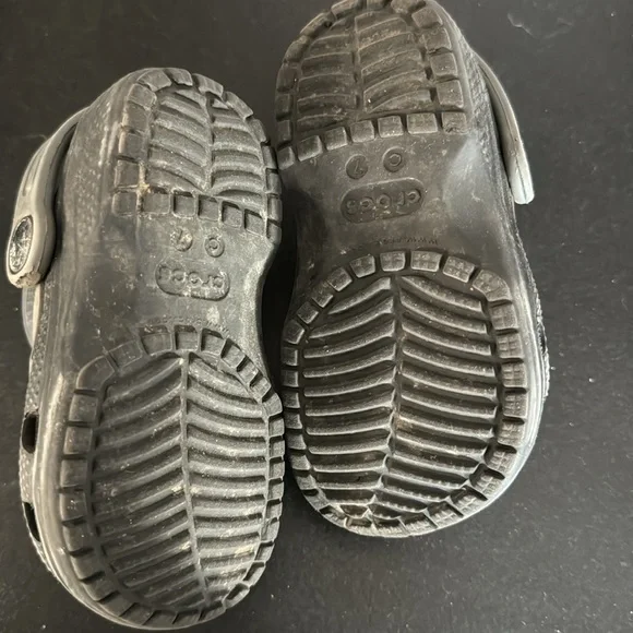 Toddler shark Crocs size 7 - Picture 4 of 4